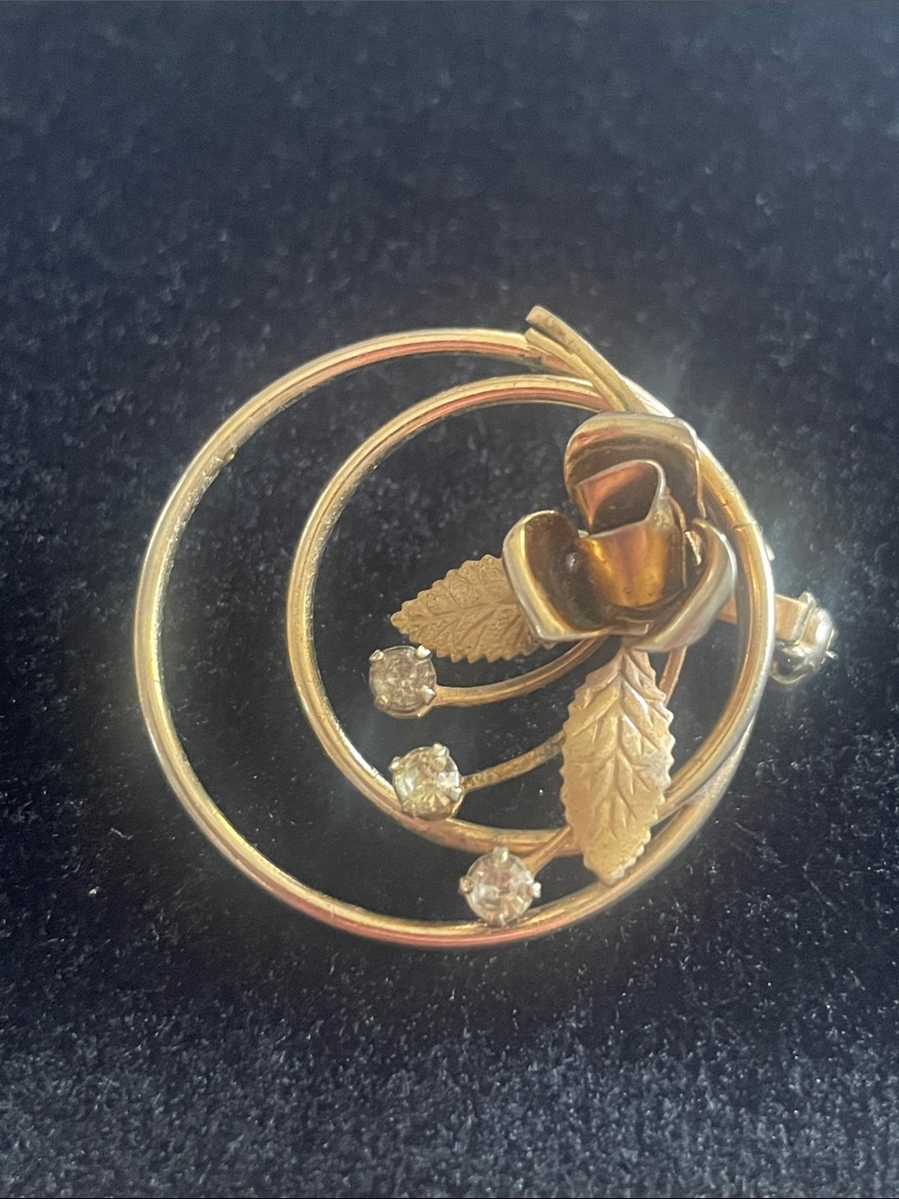 Vintage brooch, Rose and rhinestones great condition gold-tone! Great condition